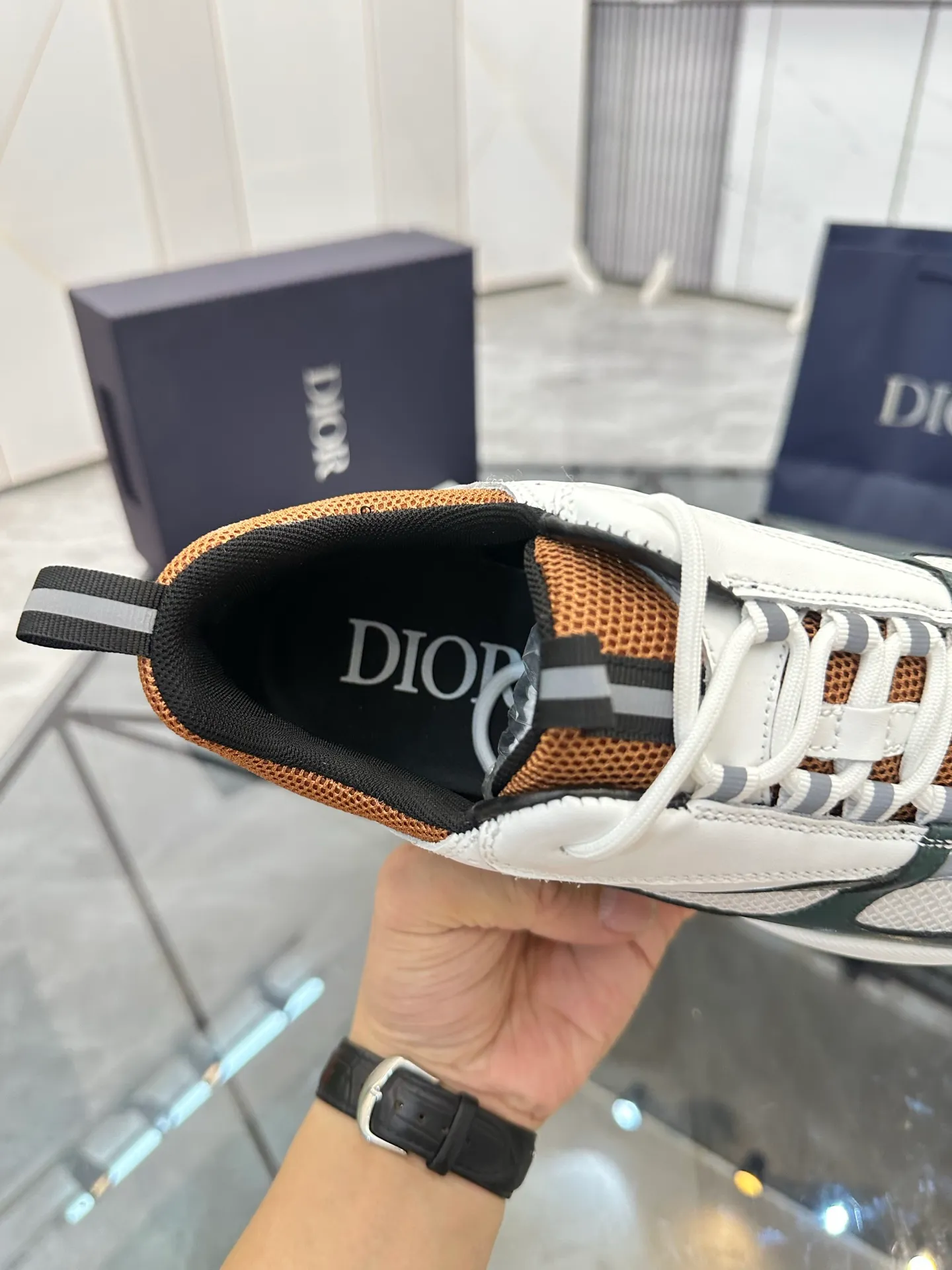 Men's shoes: 💰P460¥ Ready in Guangzhou, fully packaged Product trademark: Dior* "Dior*" low-top casual shoes Regular size: 38-46 (can be customized to 47) B22 Product materials: imported cowhide leather upper spliced ​​with original fabric, breathable lining, original outsole. Number: 920